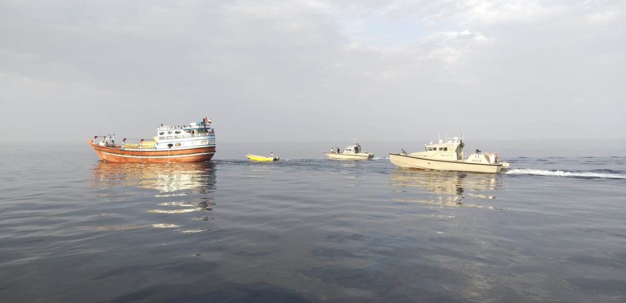 خفر السواحل يقدم المساعدة لقاربي صيد في مسندم