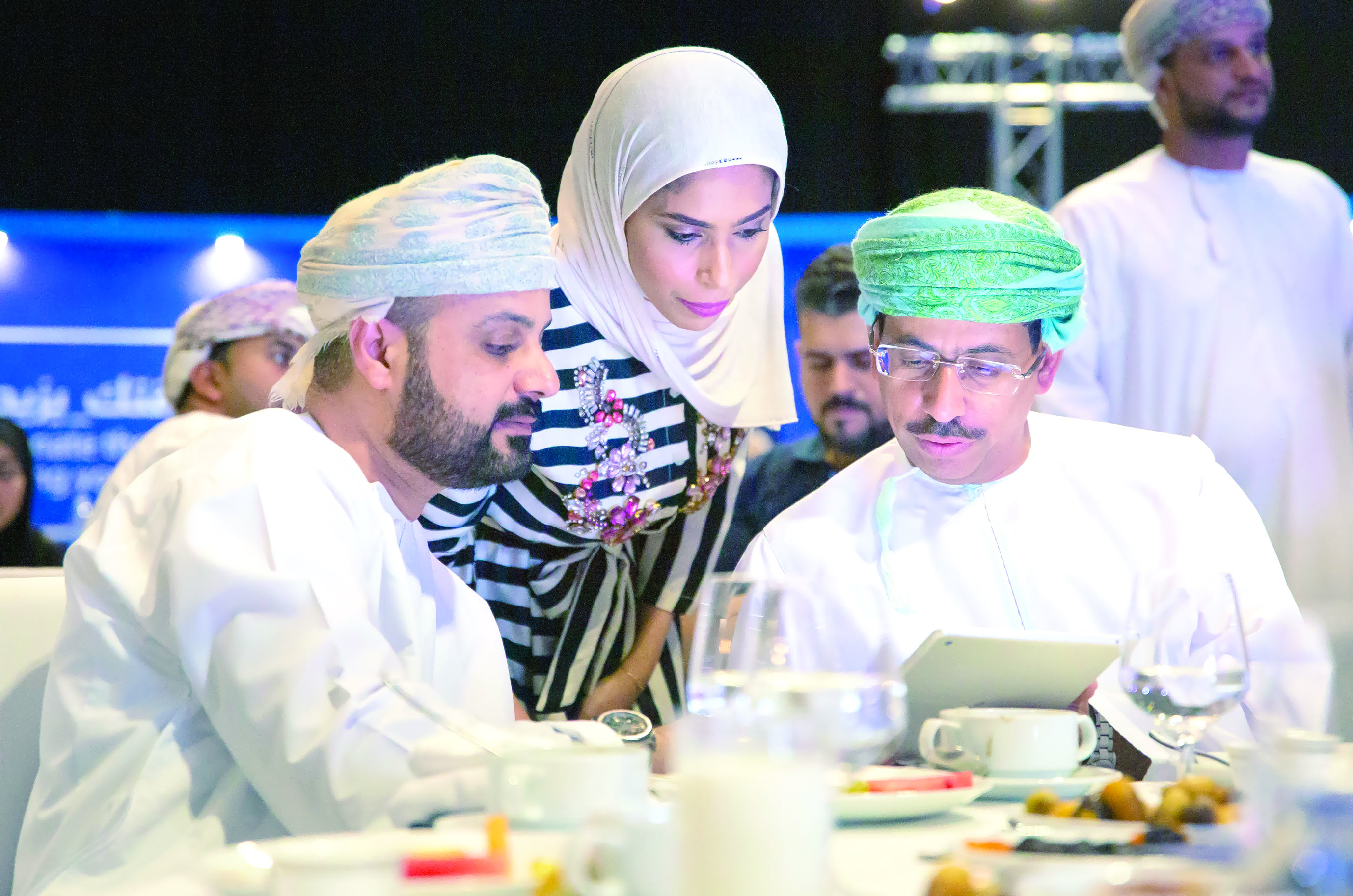وزير الإعلام يدشن منصة عمانتل للتطوع بالوقت