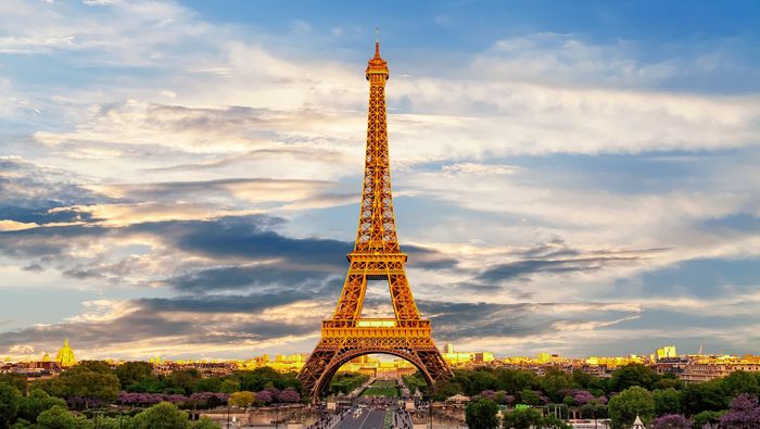 Man arrested for climbing Eiffel tower
