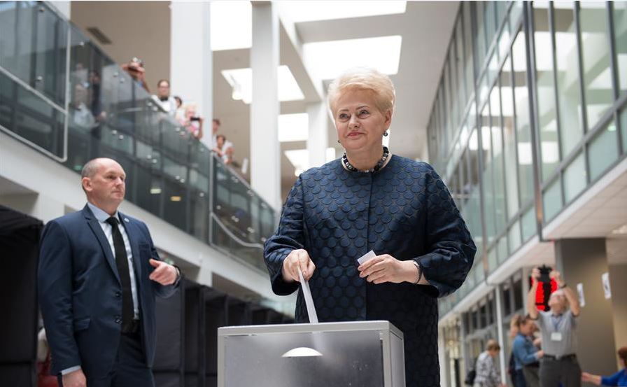 Lithuania to choose between two "worthy candidates" in presidential race