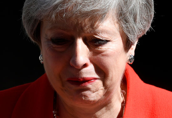 صور.. شاهد دموع تيريزا ماي أثناء إعلان استقالتها من الحكومة البريطانية