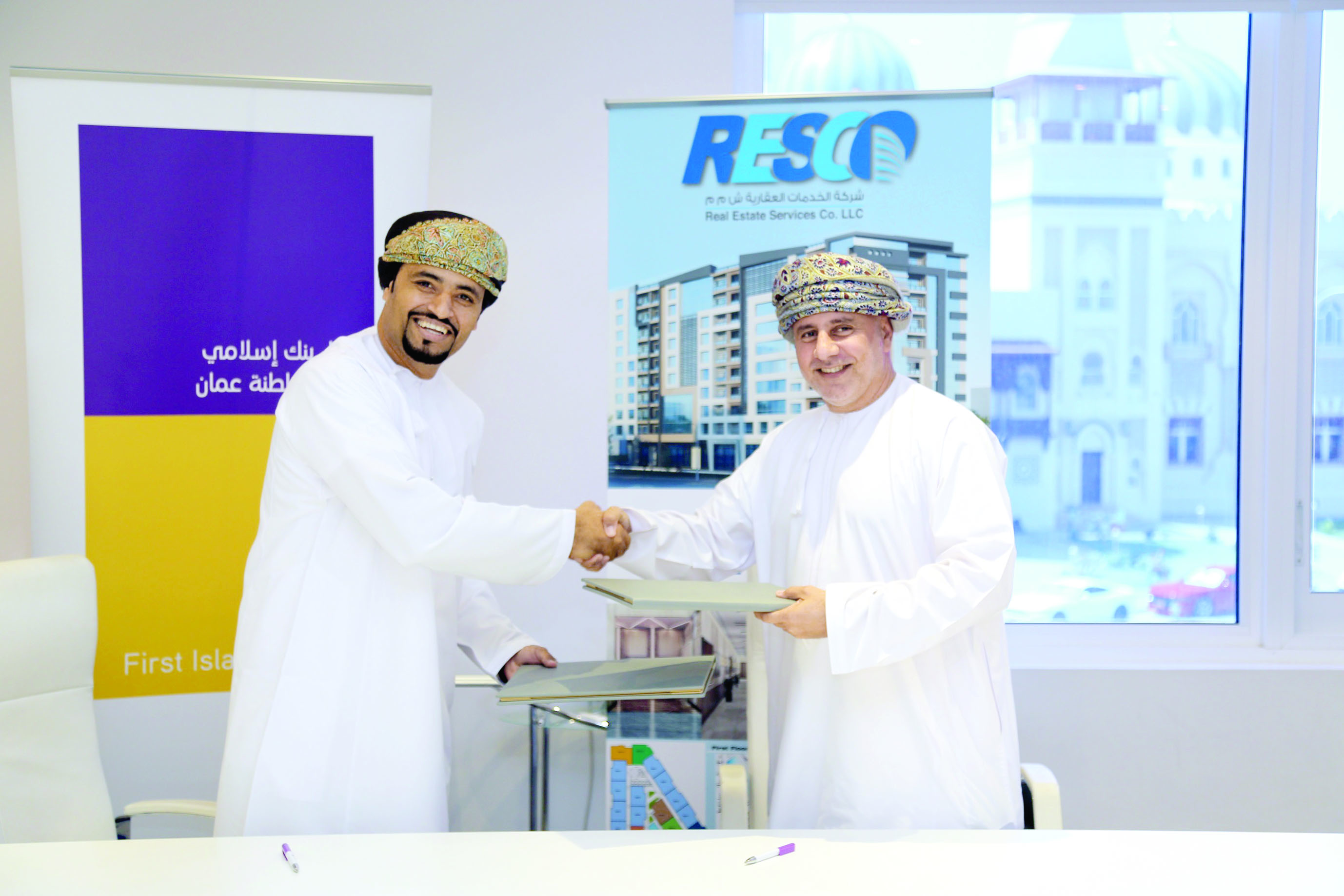 بنك نزوى يوقع مذكرة مع شركة الخدمات العقارية «RESCO»