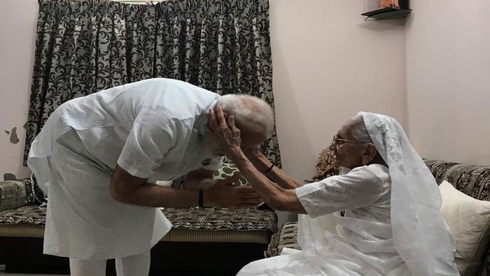 Modi visits mum in Gujarat