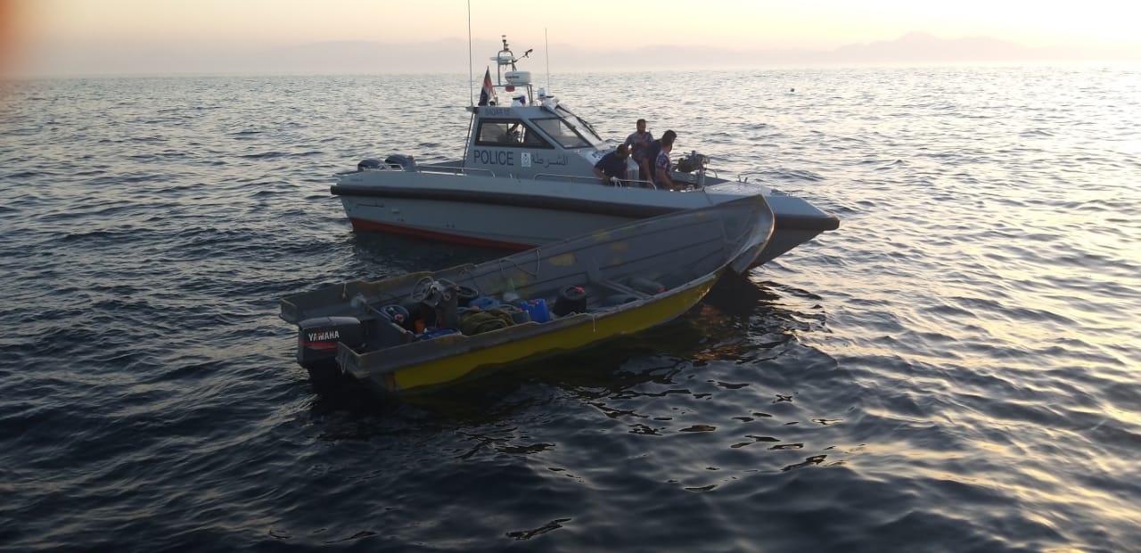 "خفر السواحل" تقدم المساعدة لـ 6 أشخاص وتضبط 9 قوارب تهريب في عرض البحر