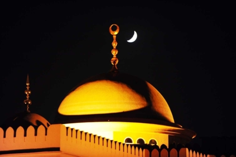 Начало рамадана луна. Небо Луна Рамадан. Саудовская Аравия полнолуние Рамадан. Месяц Мухаррам фон. Луна Рамадан фото.