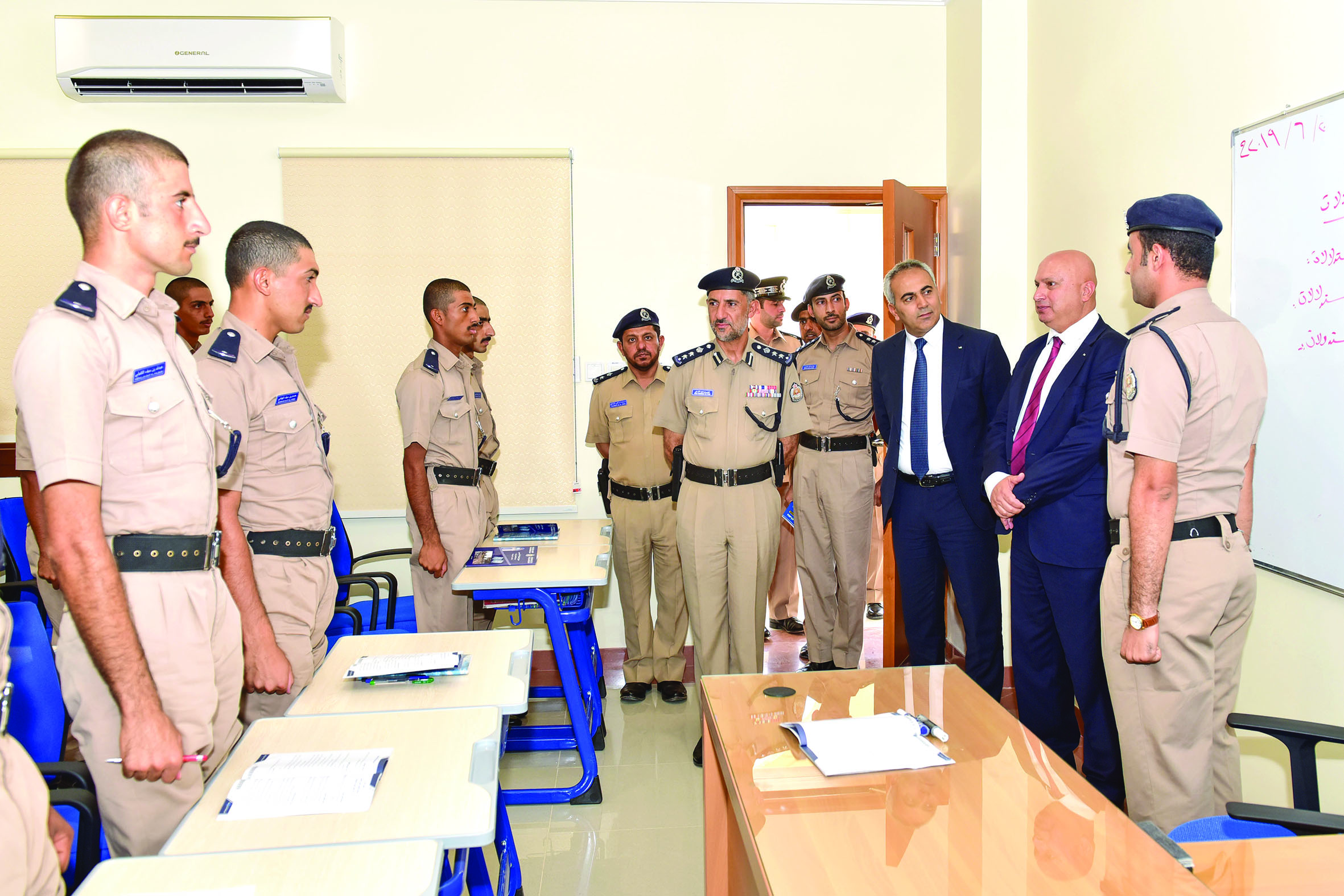 وفد فلسطيني يزور أكاديمية السلطان قابوس لعلوم الشرطة