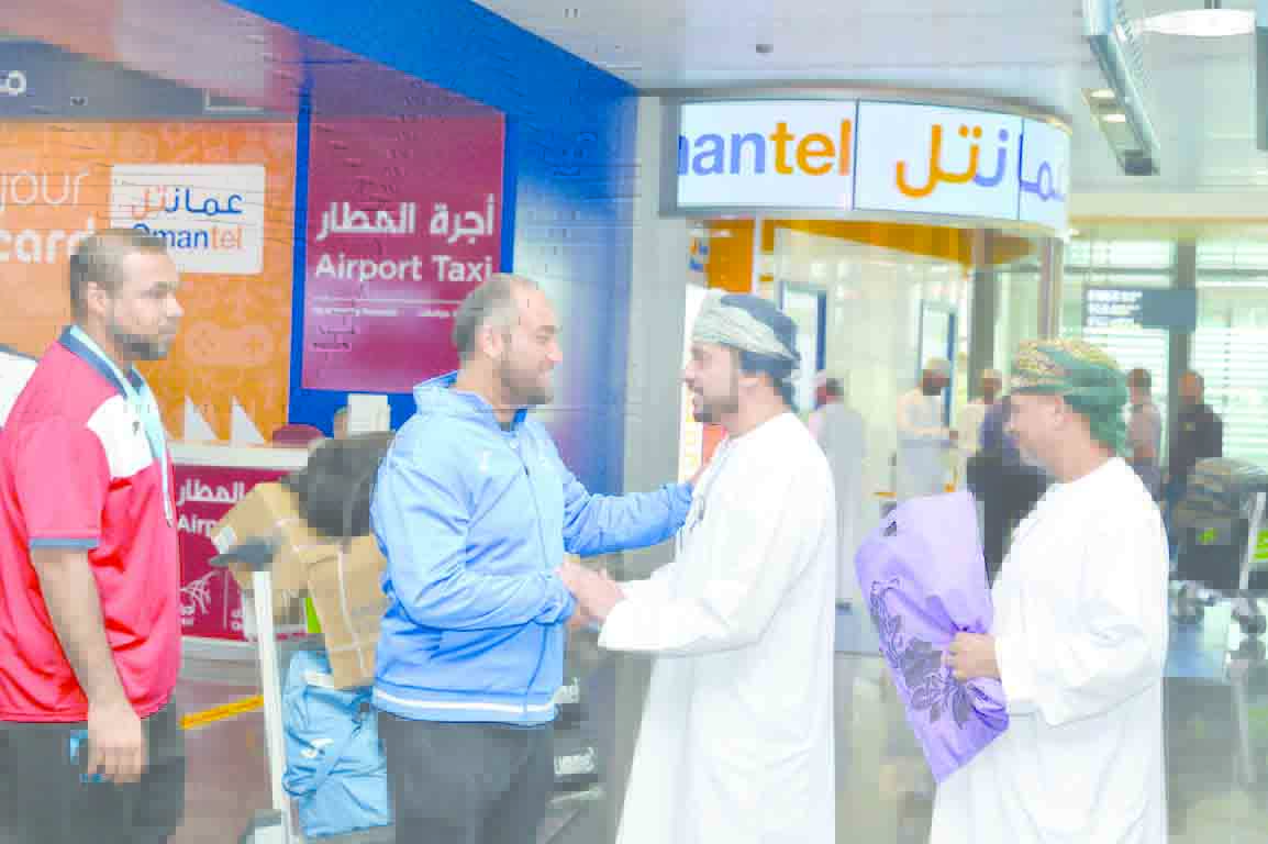 بالورود.. استقبال   بعثة منتخبنا الوطني لكرة اليد الشاطئية