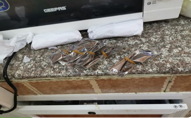 ضبط مقهى يبيع تبغا ممضوغا بالرستاق