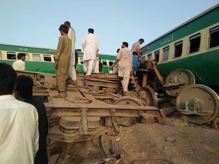 10 killed, over 70 wounded in Pakistan train collision