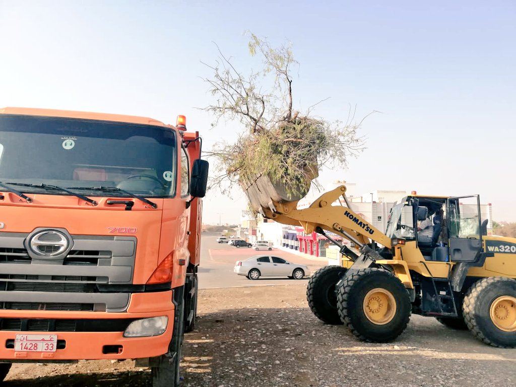Oman’s municipalities clean up roads affected by rainfall