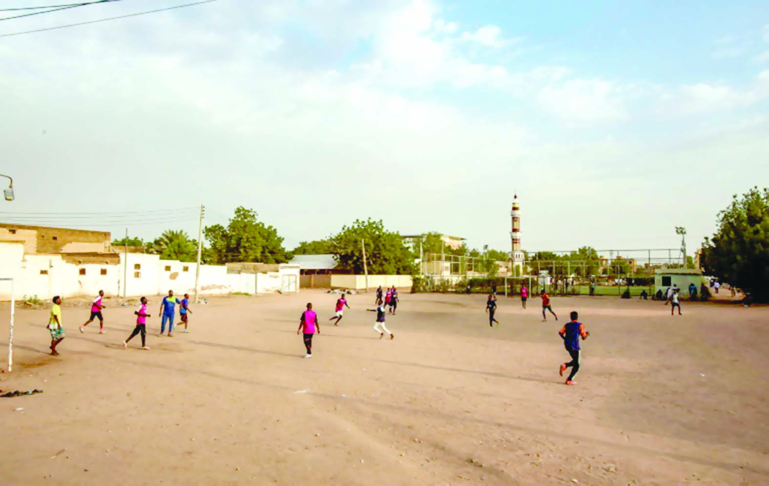 السودانيون يحلمون بوصول «الثورة» إلى ساحات كرة القدم