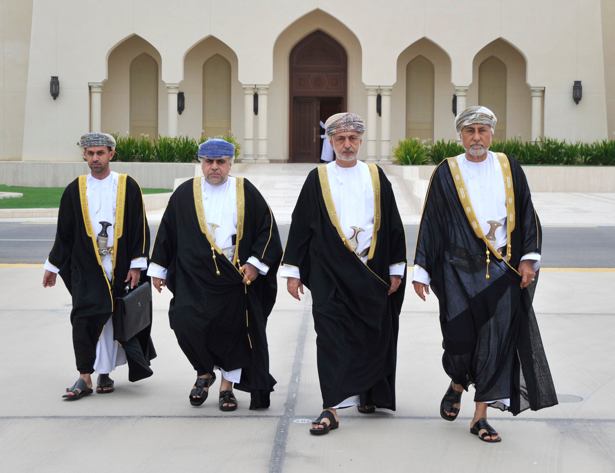 مبعوث من جلالة السلطان يغادر إلى السعودية