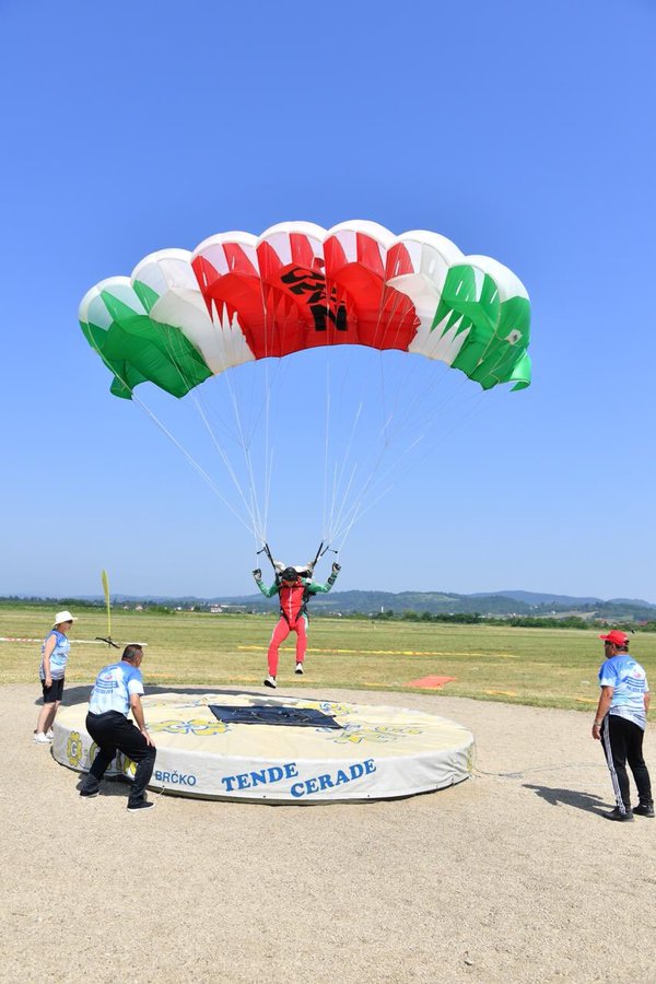 In pictures: Oman participates in Int'l free-jump event