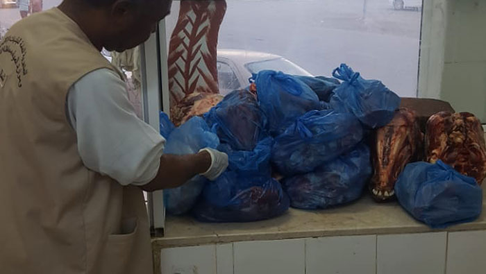 Municipal teams destroy inedible meat in Oman