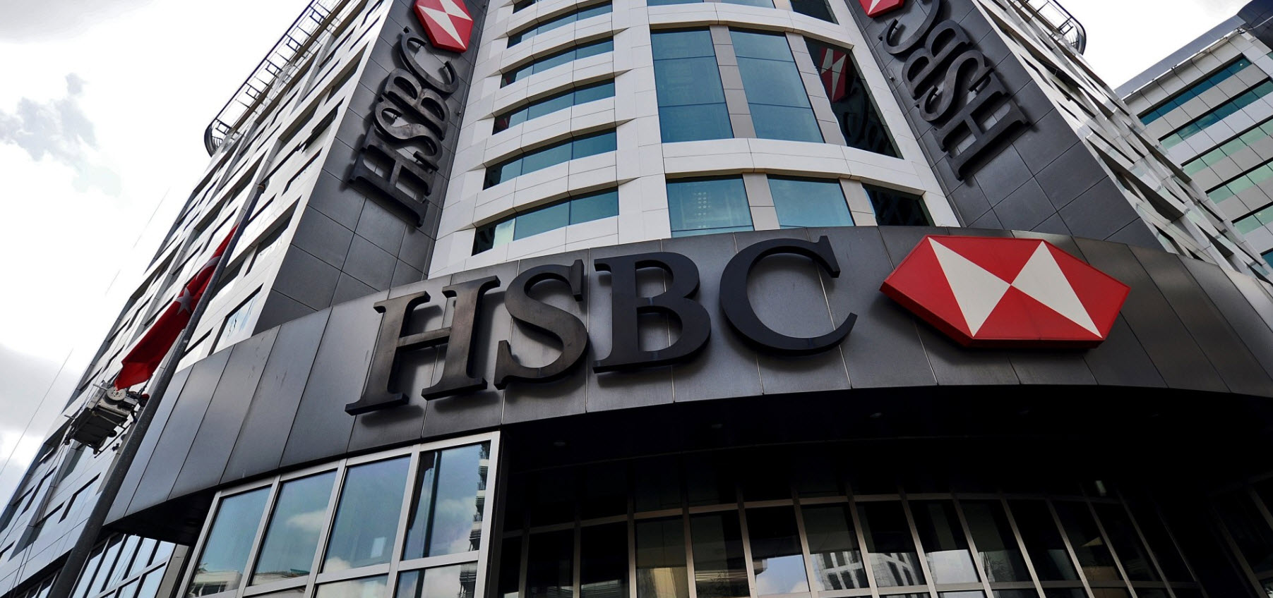 HSBC يخفض 4700 وظيفة بعد مغادرة رئيسه التنفيذى.. ويخفض الرواتب 4%