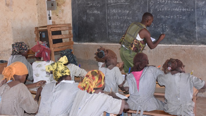 'Hero' Kenyan police officer wins hearts for teaching math class