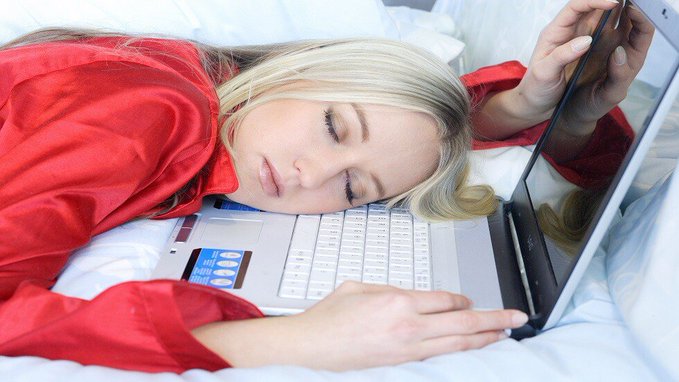 طبيب روسي يكشف وضعيات النوم الخطرة.. تعرف عليها