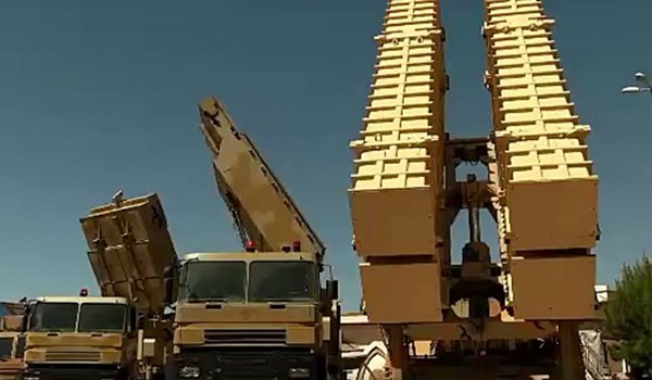 إيران تستعرض صواريخها البالسيتية الجديدة  في عرض عسكري ضخم