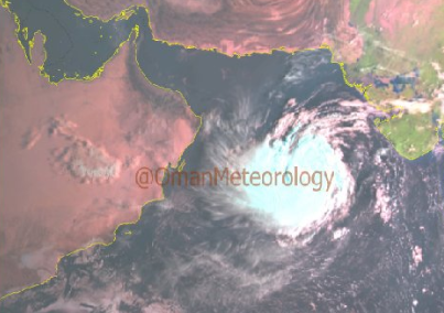 المنخفض المداري العميق في "بحر العرب" يتحول لعاصفة مدارية "هيكا"