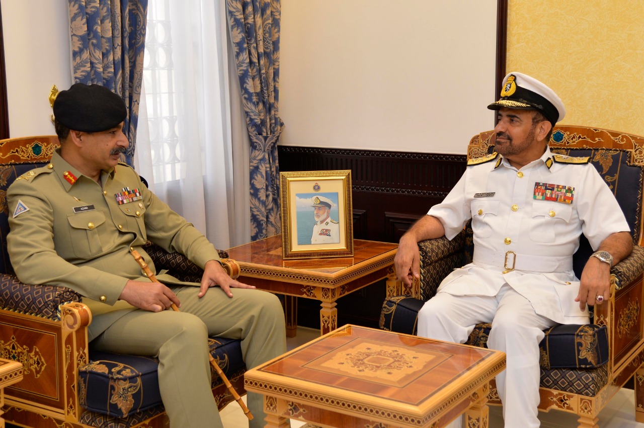 قائد البحرية السلطانية يستقبل مدير عام الأركان الباكستانية