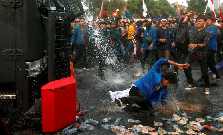 Violent riots break out in Indonesia to protest new law