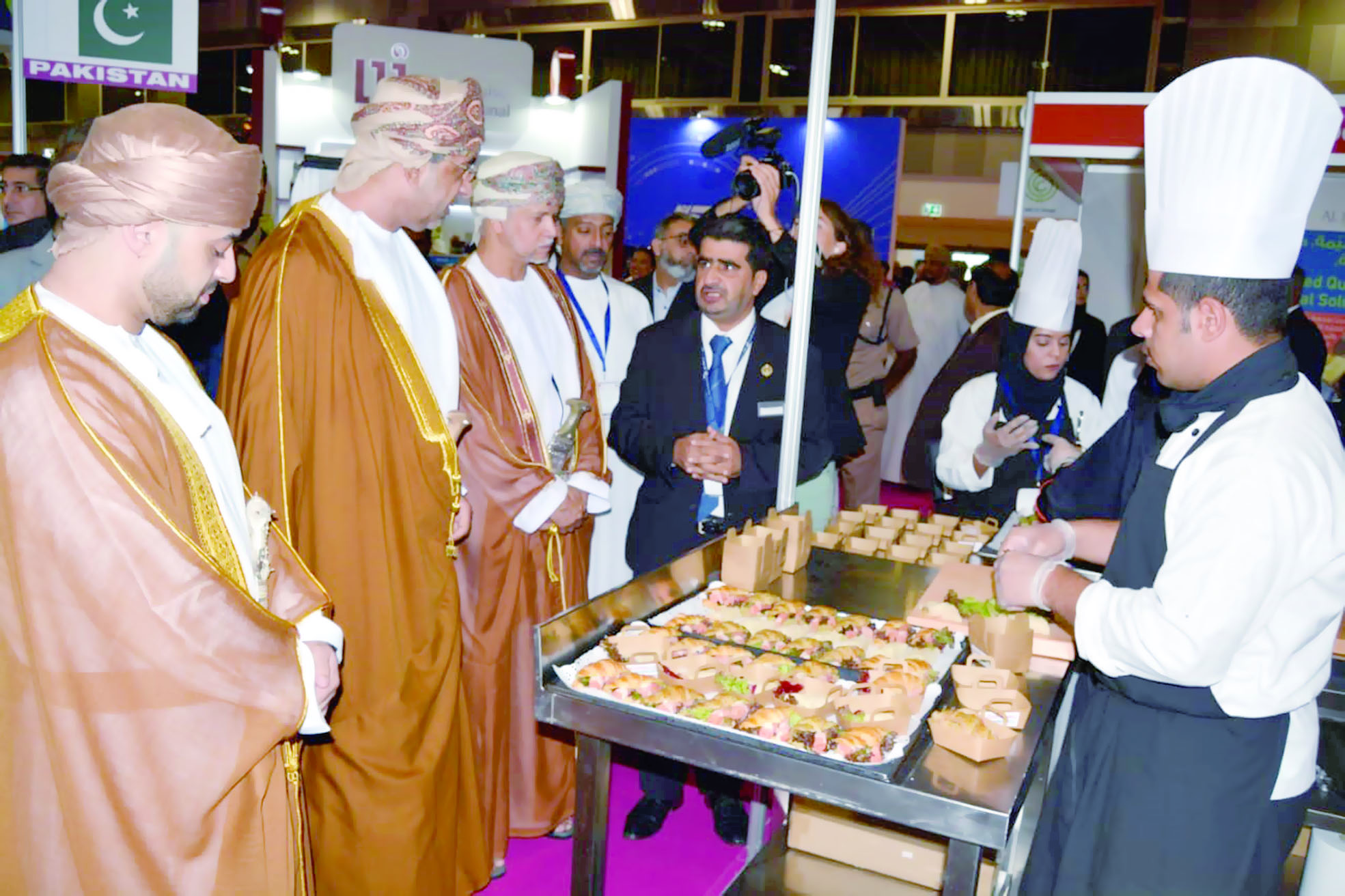 أكثر من 1,500 زائر لجناح كلية عمان للسياحة