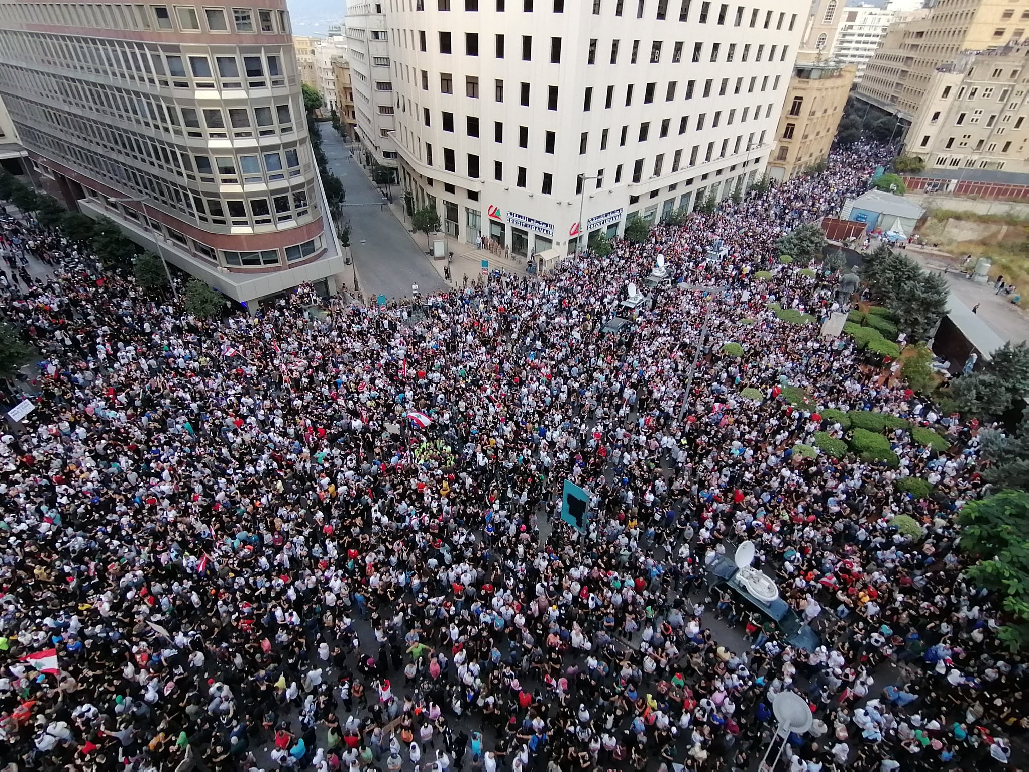 صور.. لبنان ينتفض بمظاهرات عارمة في الشوارع.. ومطالب بإسقاط النظام