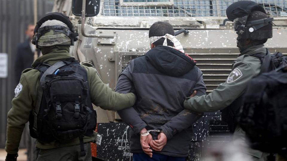 الاحتلال الإسرائيلي يعتقل 13 فلسطينيا بالضفة الغربية