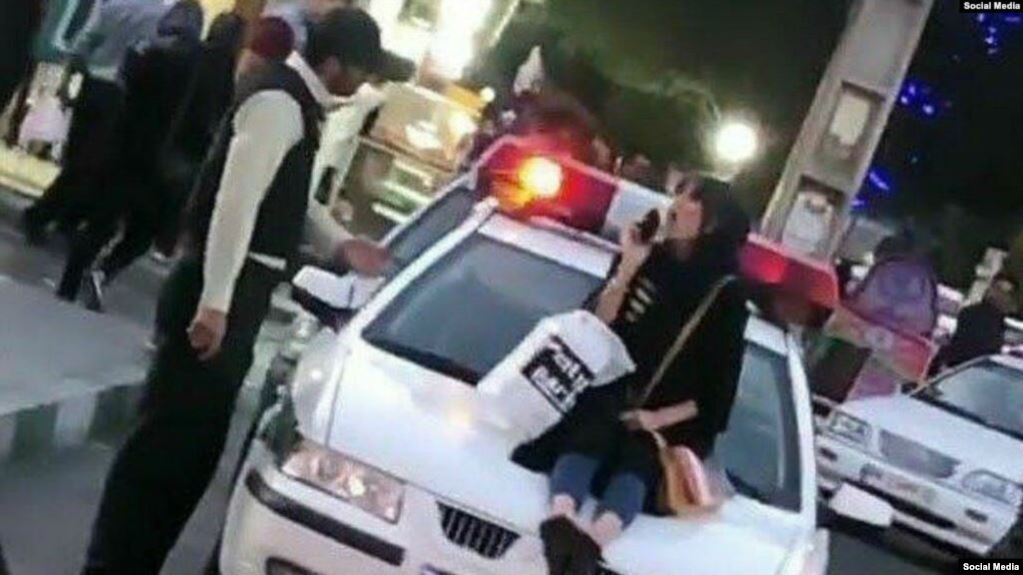 الحكم على طبيبة إيرانية بالعمل عام كامل "مجانا" لخلعها "الحجاب"