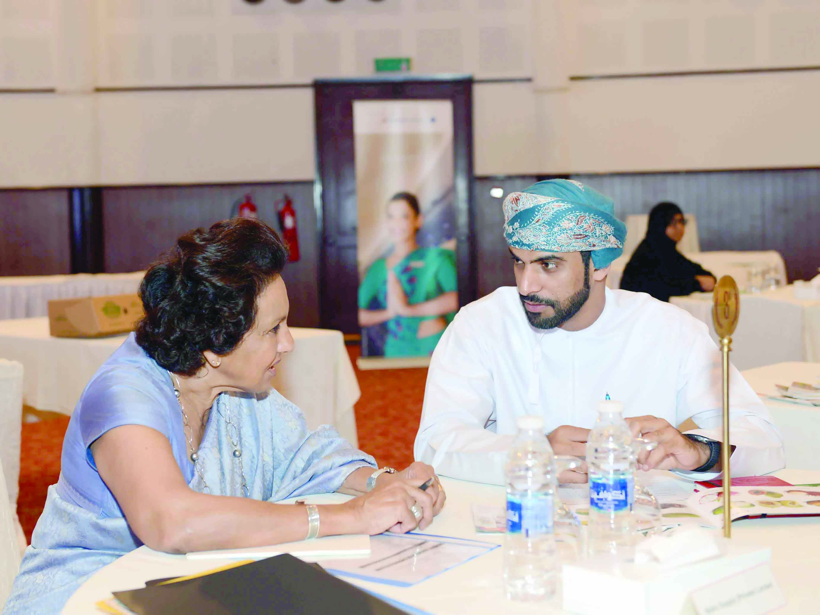 التجار العمانيون يطرقون المنتجات السريلانكية للسوق