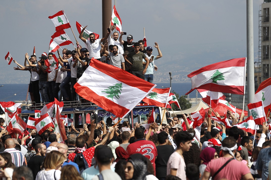 لبنان.. "يوم الحسم" إضراب عام وإقفال الطرق من أجل إسقاط الحكومة