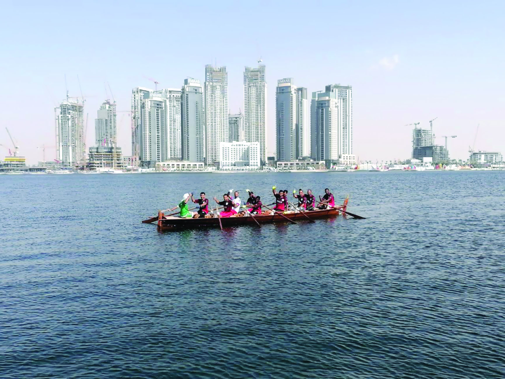 القارب "عمان"  ينتزع المركز الأول في "سباقات دبي"