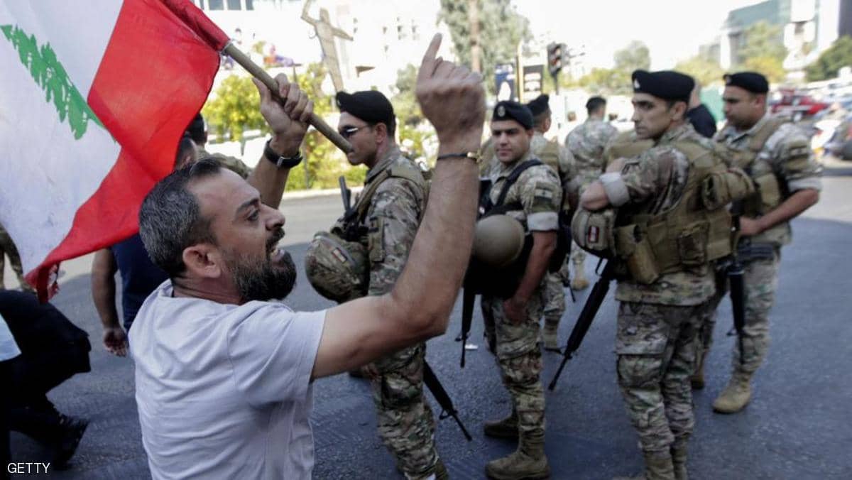 احتجاجات لبنان.. الجيش يفتح طرقات مقطوعة