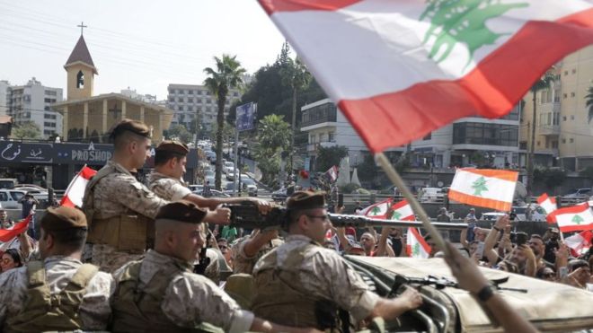 "الجيش اللبناني" يدعو المتظاهرين إلى فتح الطرق