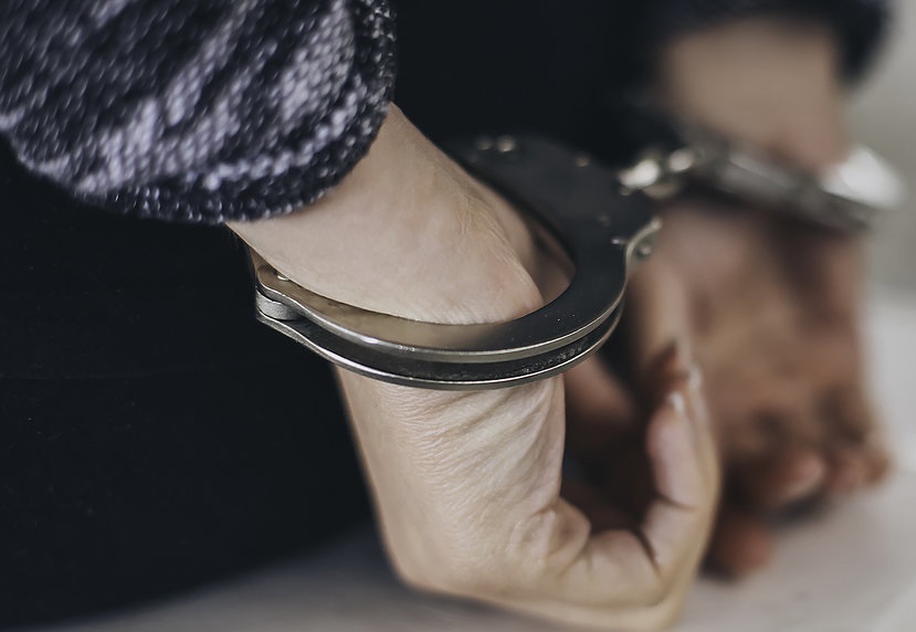 ضبط امرأة بتهمة "السرقة" و3 أشخاص بتهمة "إساءة الأمانة"