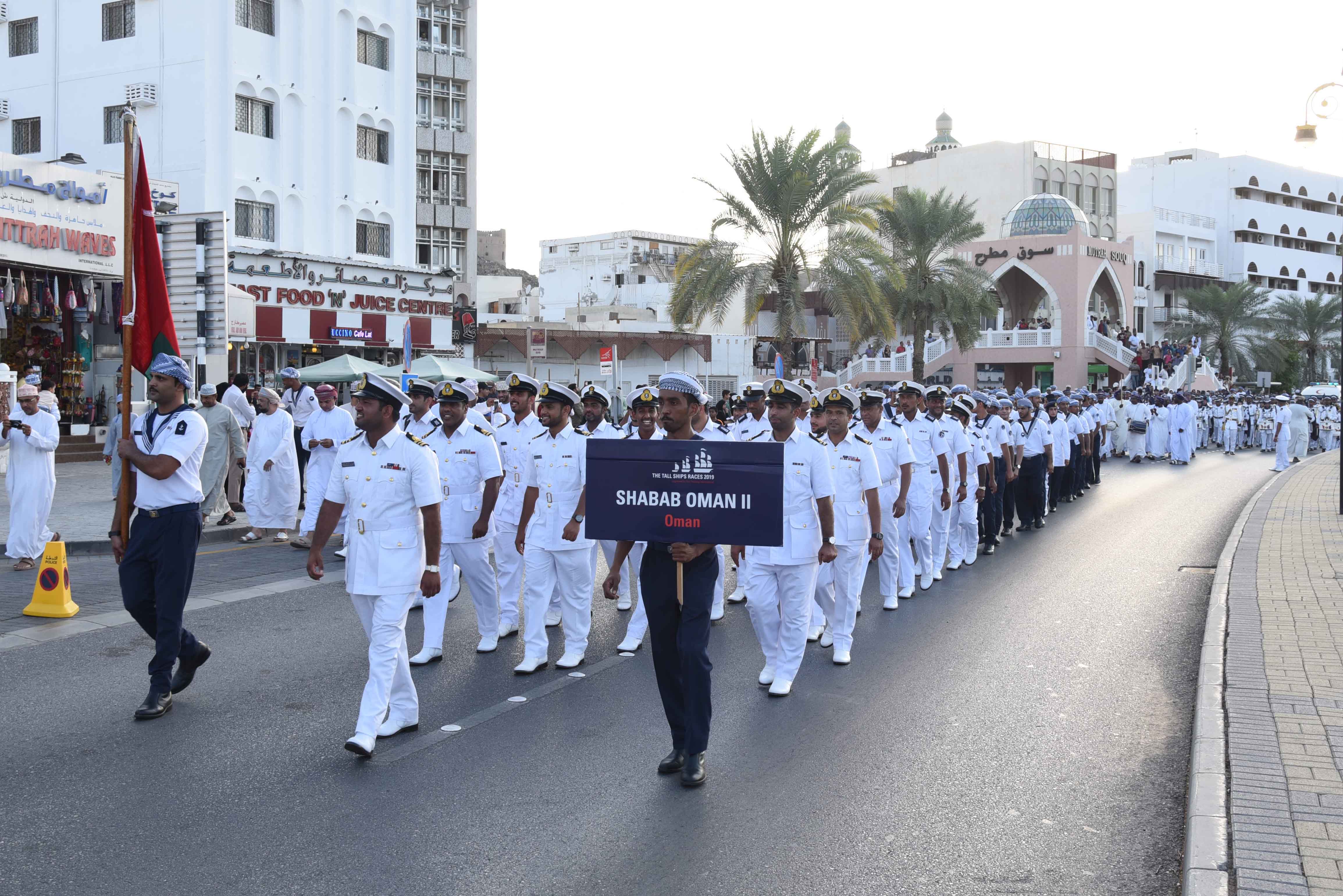 البحرية السلطانية العمانية تنظم مسيرا لطاقم سفينتها "شباب عمان الثانية"