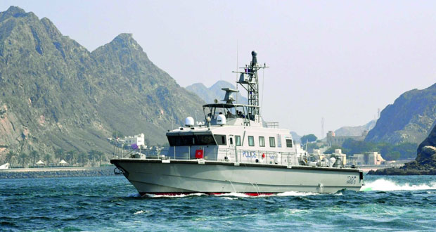 خفر السواحل تضبط قاربي تهريب وتقدم المساعدة لقاربين