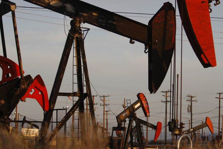 أسعار النفط تواصل الهبوط مع تصاعد التوتر بين واشنطن و بكين