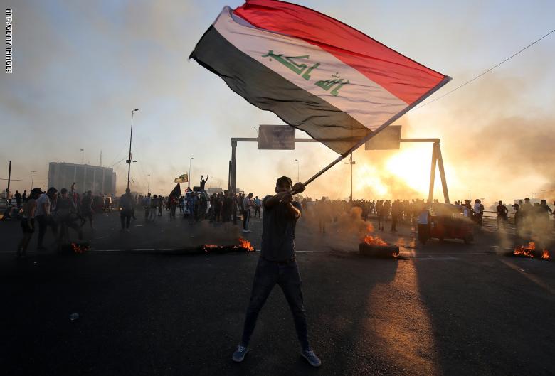 الحكومة العراقية تستجيب لمطالب المتظاهرين بحزمة "قرارات تصحيحية"