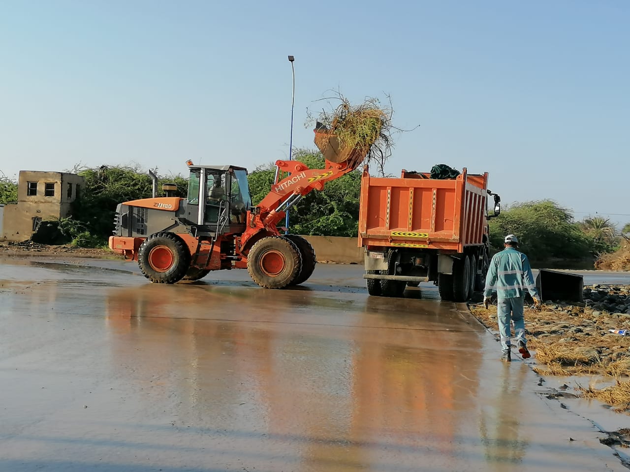 بلدية "الخابورة" تكثف حملاتها بإزالة مخلفات الامطار