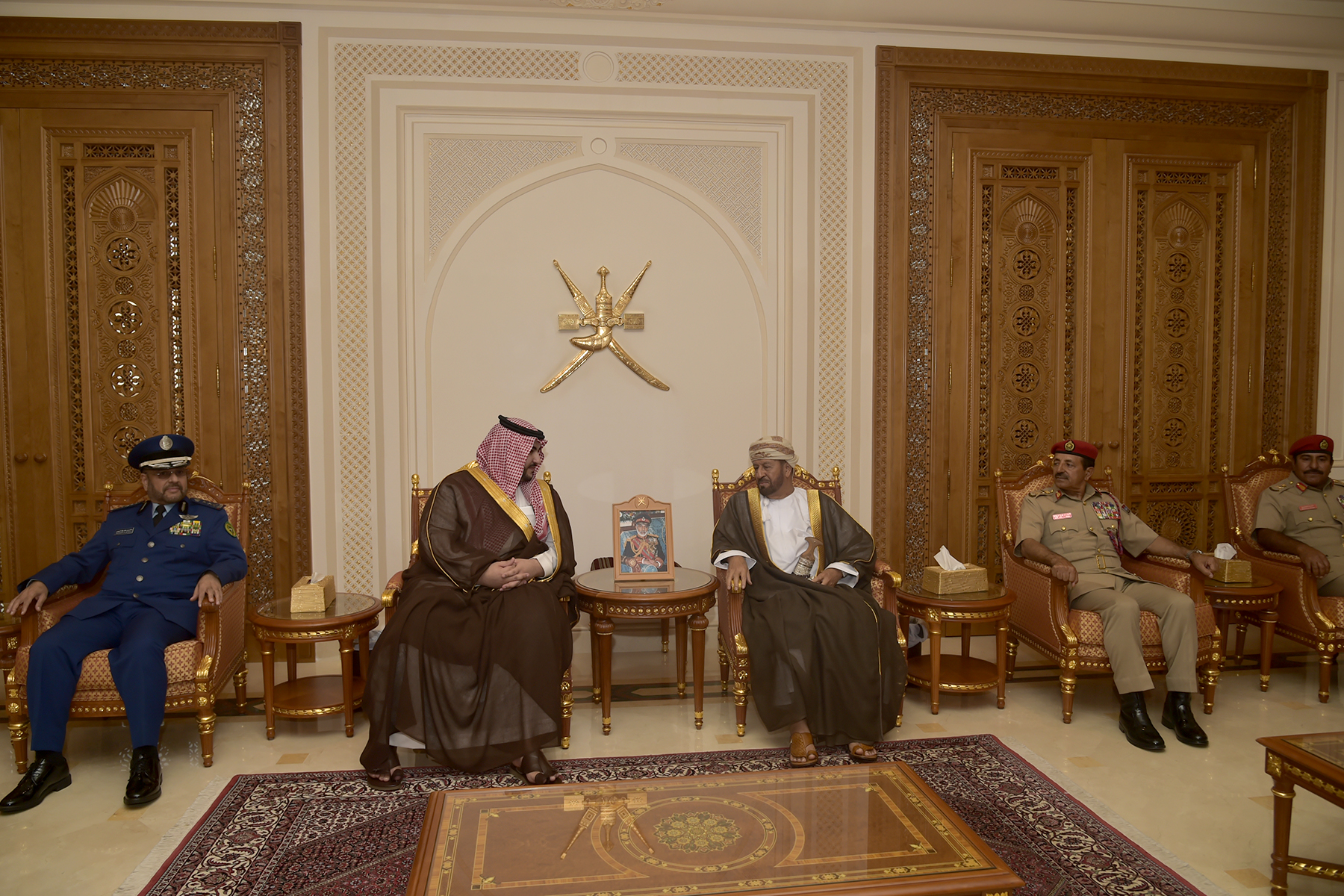 جلسة مباحثات بين شؤون الدفاع العمانية والسعودية