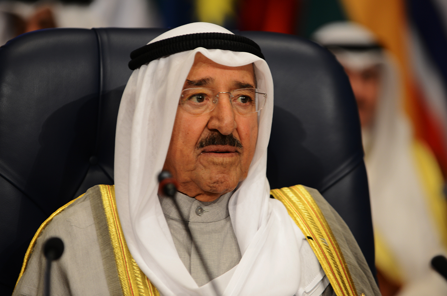 "أمير الكويت" يأمر بإعفاء وزیري الدفاع والداخلیة من منصبيهما
