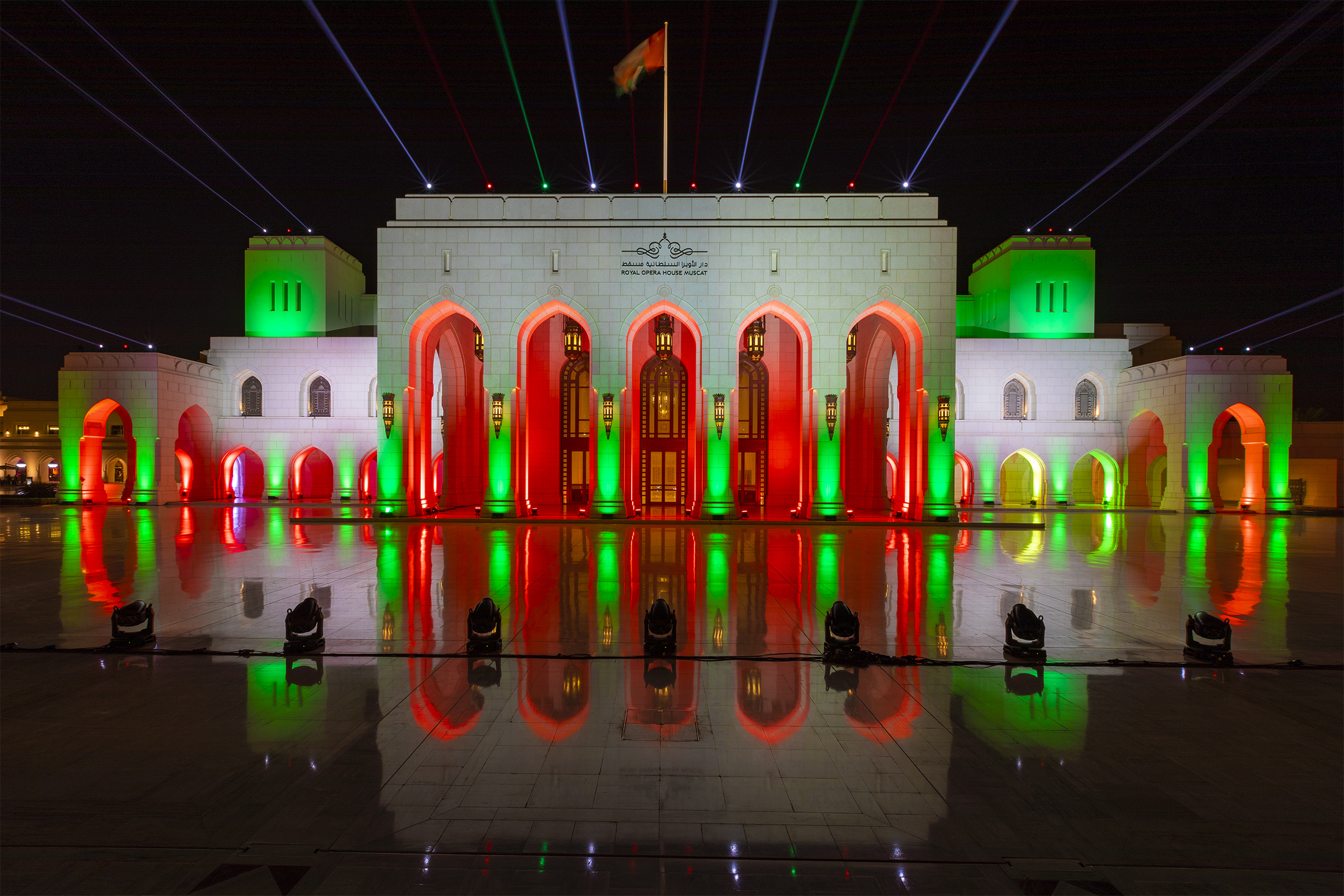 مبنى دار الأوبرا السلطانيّة يُضاء بألوان العلم الوطني