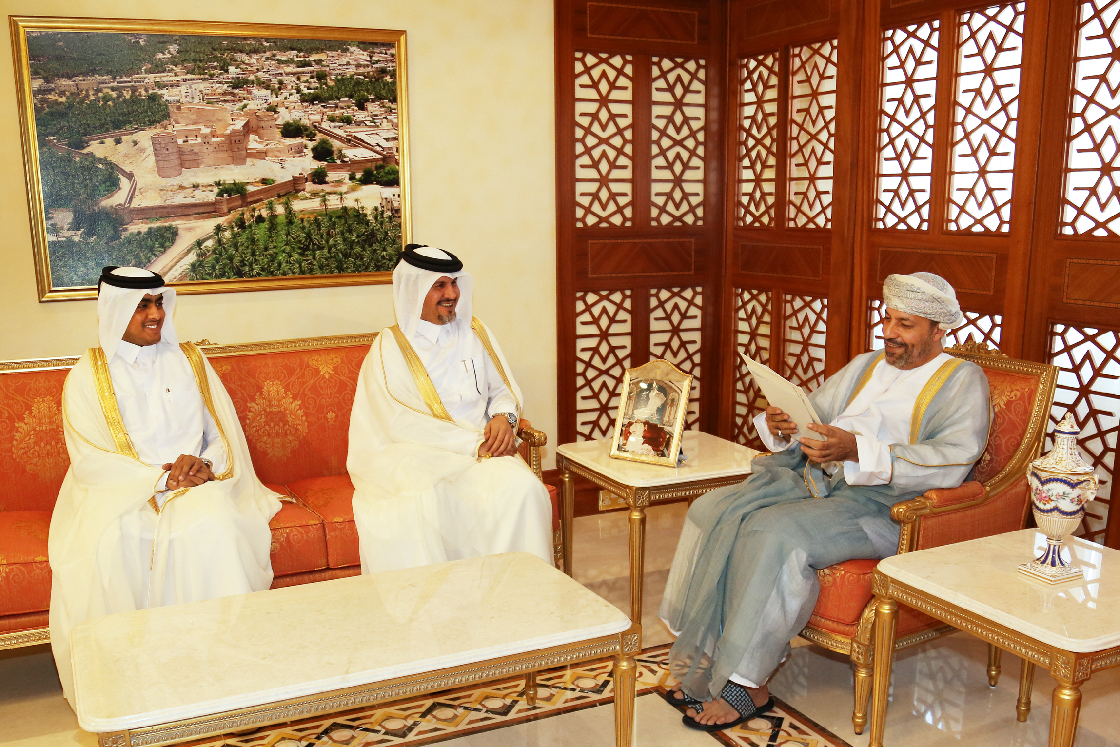 البوسعيدي يتسلم رسالة من رئيس مجلس الوزراء و وزير الداخلية القطري