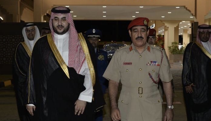 نائب وزير الدفاع السعودي يغادر السلطنة بعد زيارة رسمية