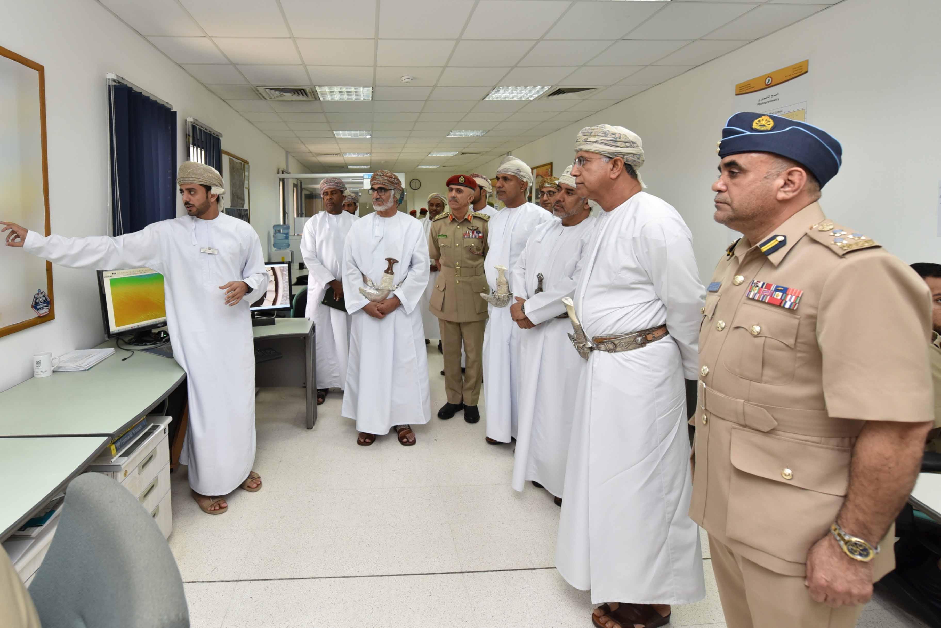 عدد من كبار الضباط بقوات السلطان المسلحة يقومون بزيارة للهيئة الوطنية للمساحة