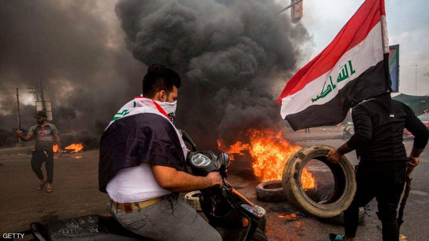 العراق.. اعتصام أمام حقل نفطي بالبصرة وقطع طرق وجسور