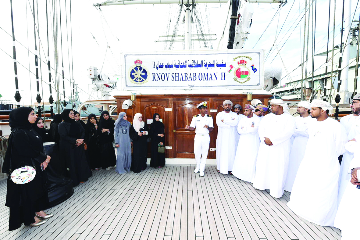 أعضاء "الوطنية للشباب" يزورون سفينة شباب عمان الثانية