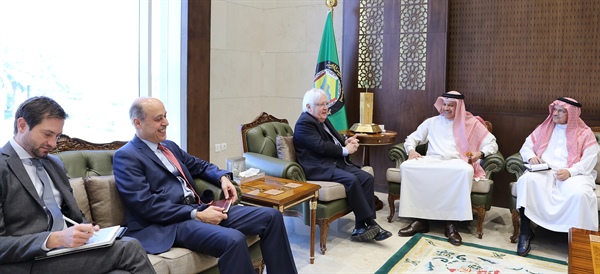 الأمين العام لمجلس التعاون يجتمع مع مبعوث الأمين العام للأمم المتحدة إلى اليمن