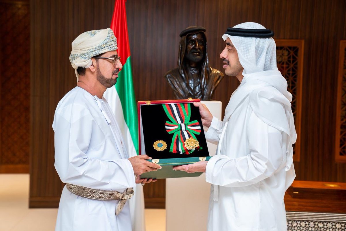 خليفة بن زايد يمنح سفيرنا لدى الإمارات وسام الإستقلال من الطبقة الأولى